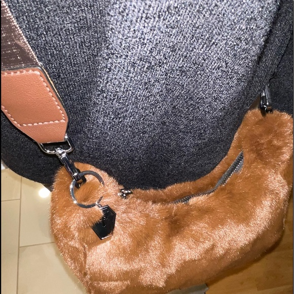 AKIRA Luxe Faux Fur X-Body Bag w/Clip-on Coin/Key Pouch - NWT - Picture 7 of 8